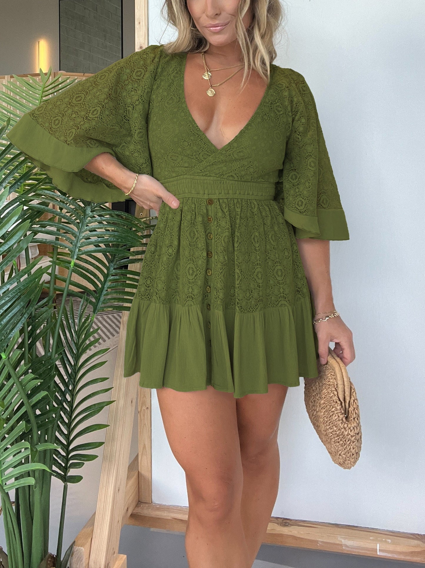 Dame Kjole - Wrap-Design V-Hals - Blonder - Flæseærmer - Knapdetaljer - Kort Flowy