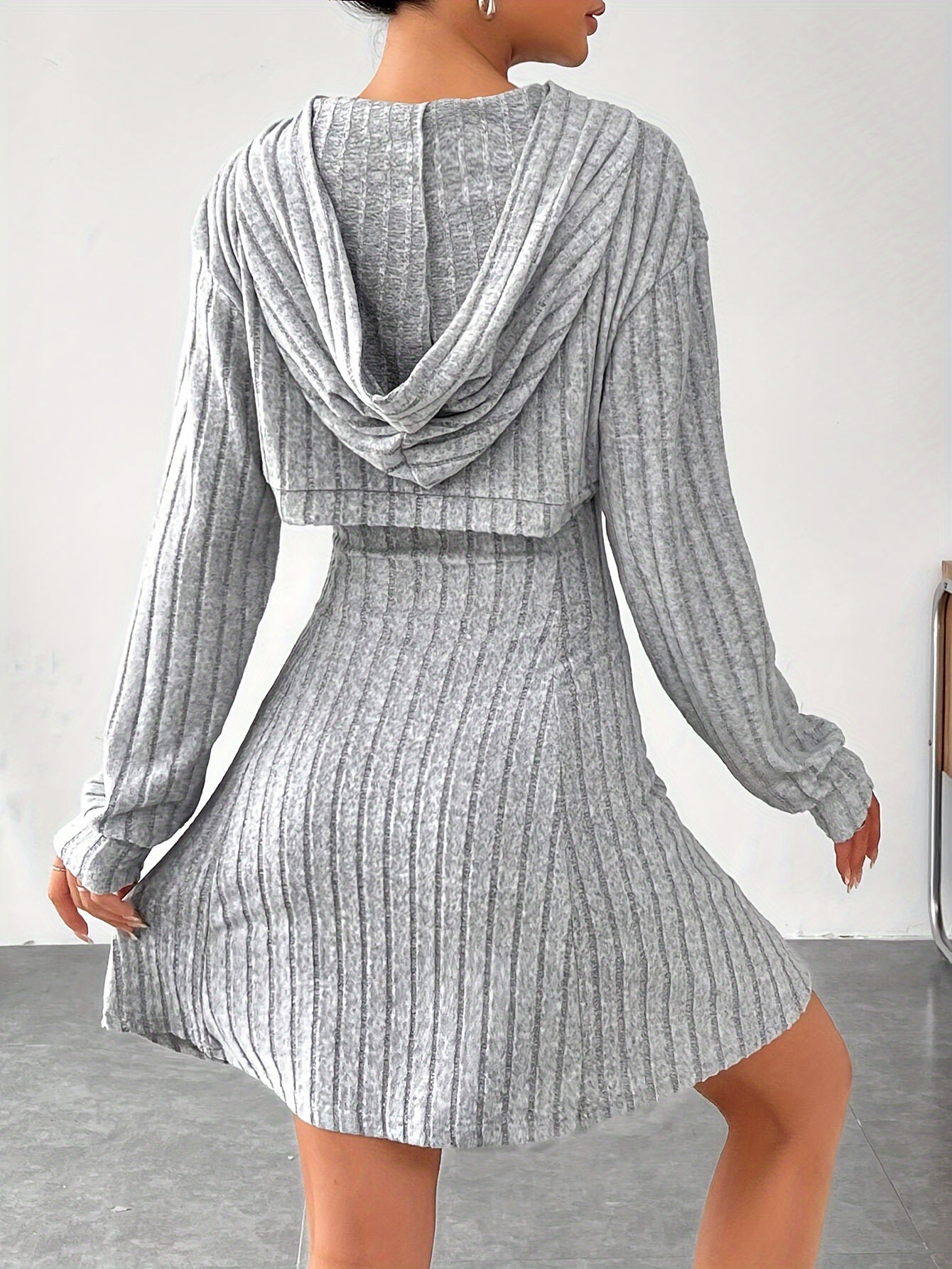 Dame Strikkjole - Ribbet Design - Langærmet - Elegant Udsnit Detalje - Komfortabel Pasform