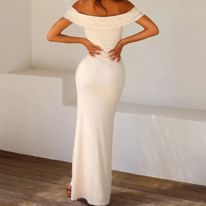 Kvinders maxikjole – figursyet pasform – satin – off-shoulder med flæsekrave