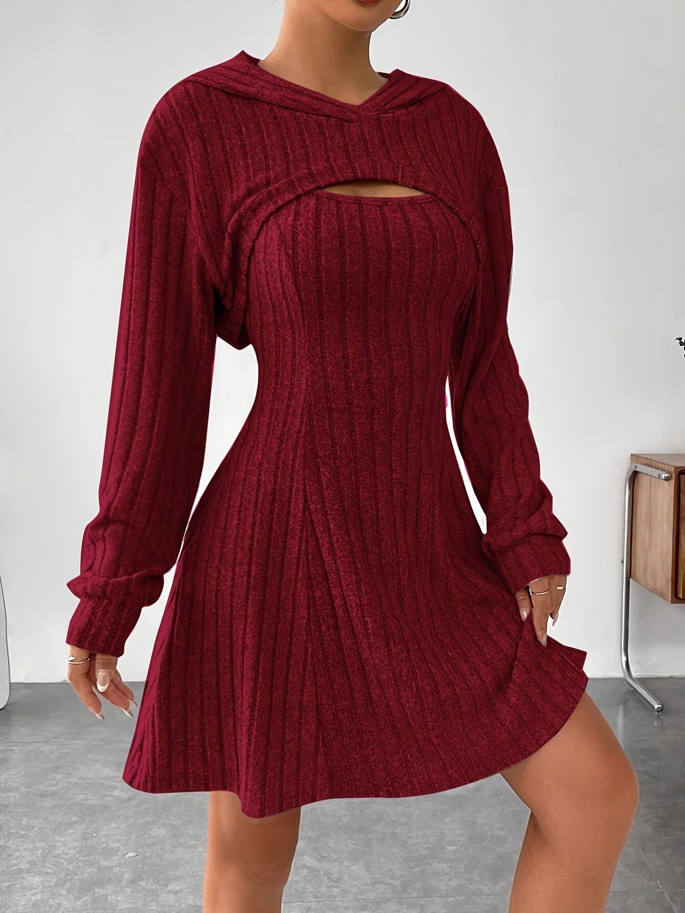 Dame Strikkjole - Ribbet Design - Langærmet - Elegant Udsnit Detalje - Komfortabel Pasform