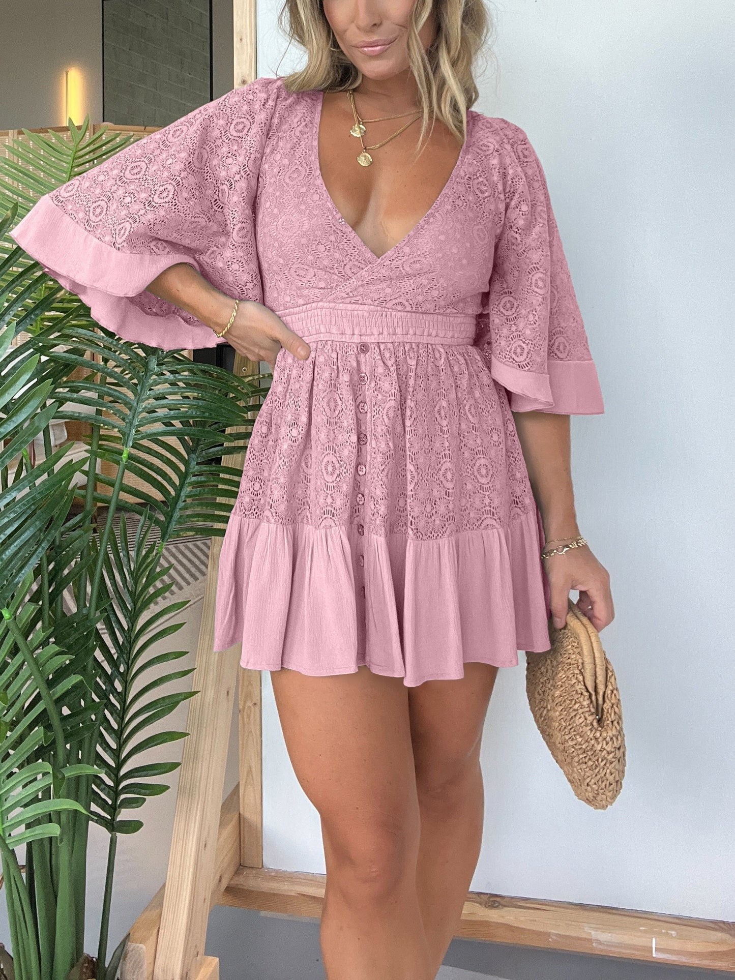 Dame Kjole - Wrap-Design V-Hals - Blonder - Flæseærmer - Knapdetaljer - Kort Flowy