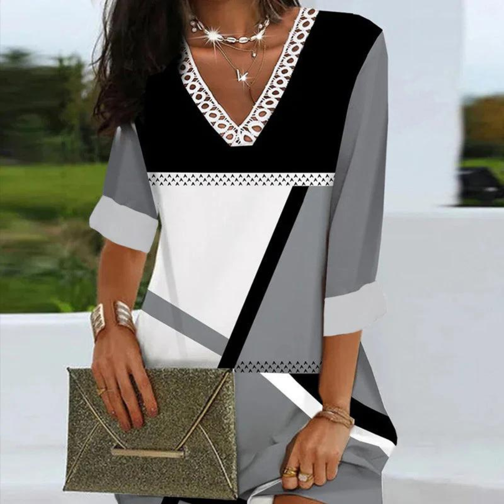 Dame Kjole - V-hals Blonde Detaljer - 3/4 Ærmer - Elegant Geometrisk Mønster