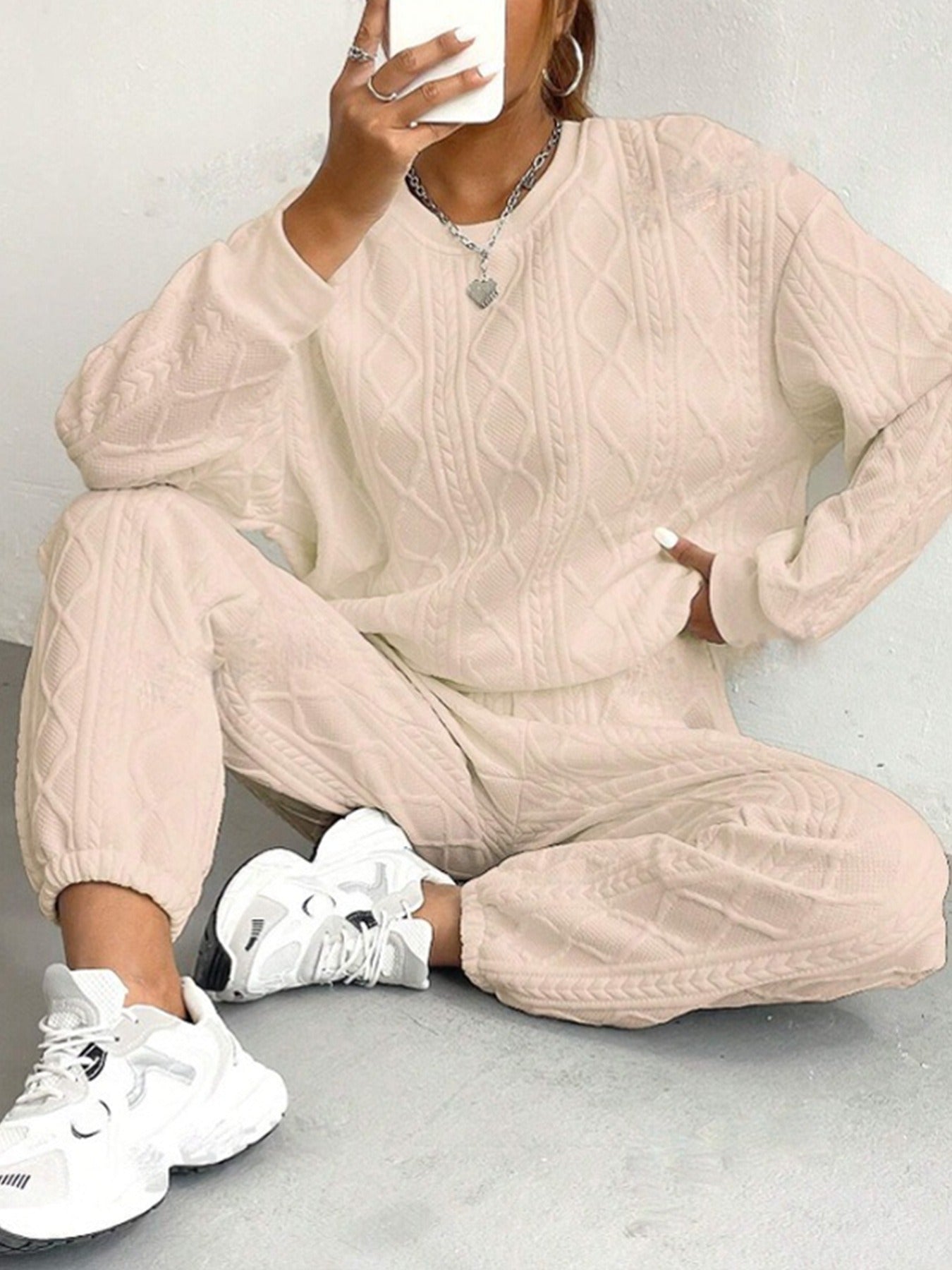 Women's Lounge Set – Knitted Twist Pattern – Relaxed Fit – Long-Sleeved Top & Cuffed Pants