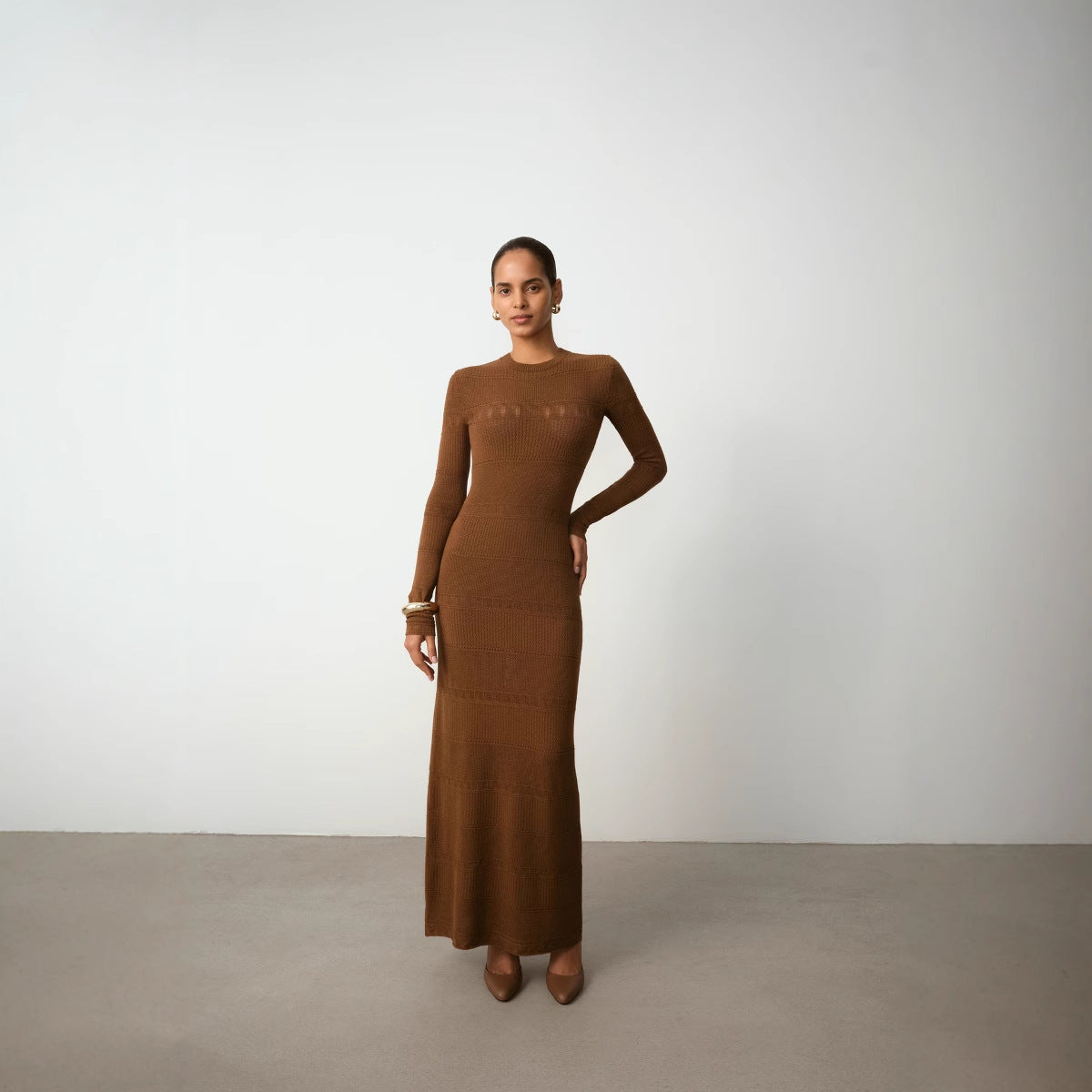 Dame Maxikjole – Slankt Snit – Langærmet – Ribstrikket – Rund Hals – Elegant Stil