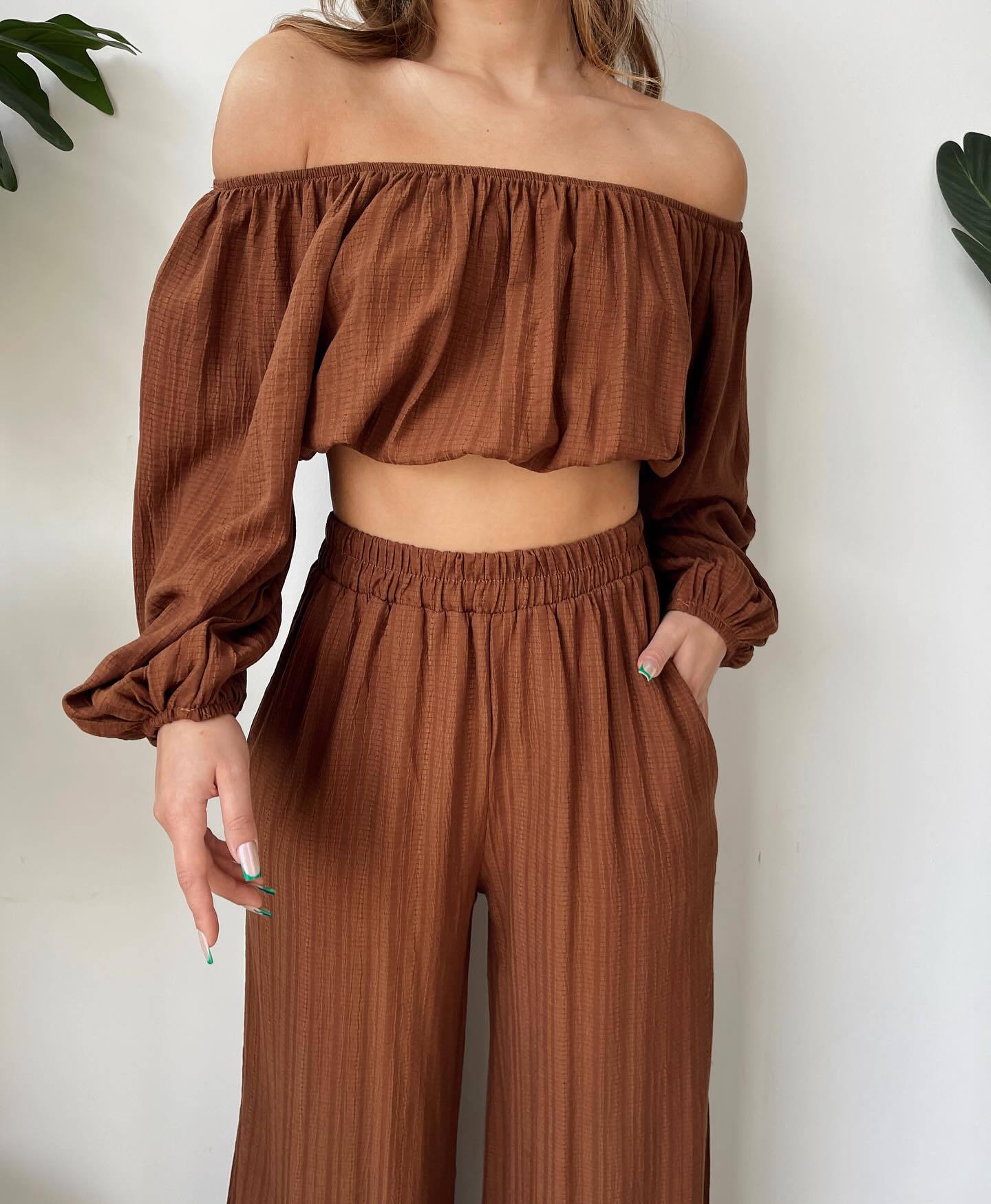 Dame Sæt – Off-Shoulder Crop Top med Lange Ærmer – Højtaljede Vide Bukser