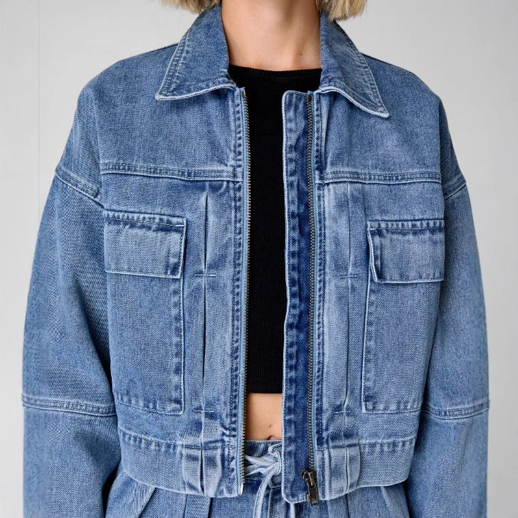 Dame Denimjakke – Oversized Pasform – Croppet – Lynlås – Brystlommer med Utility-Stil