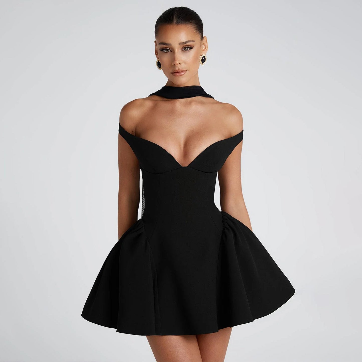 Kjole til kvinder – Slim fit – Off-shoulder – Dyb V-udskæring – Åben ryg – A-line mini