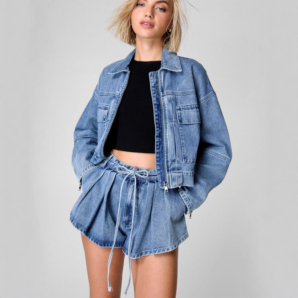 Dame Denimjakke – Oversized Pasform – Croppet – Lynlås – Brystlommer med Utility-Stil