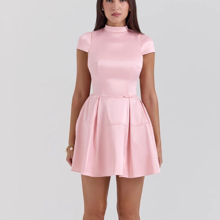 Dame Mini Kjole – Ærmeløs – Høj Hals – A-Line Snit med Plisseret Skørt – Satin Look