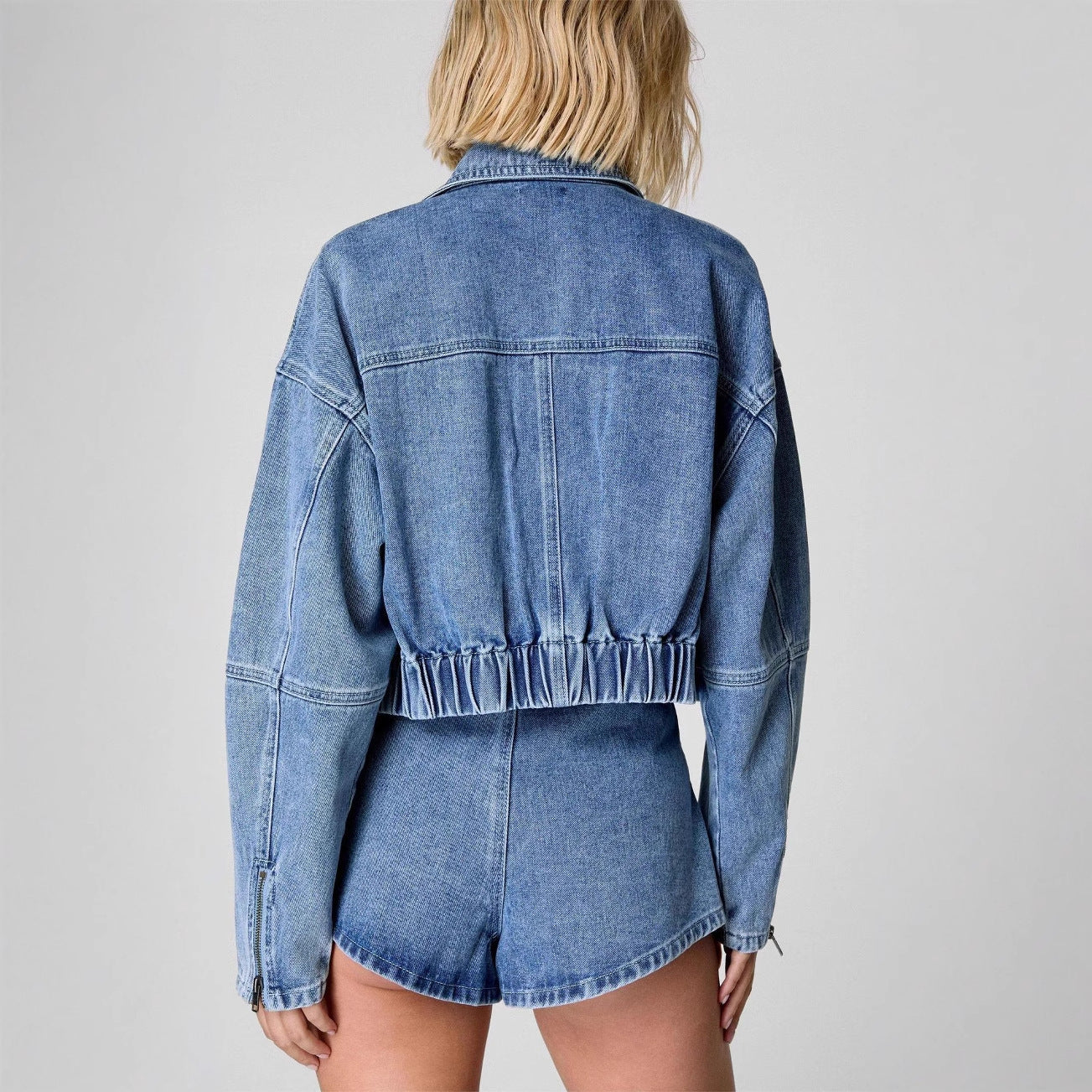 Dame Denimjakke – Oversized Pasform – Croppet – Lynlås – Brystlommer med Utility-Stil