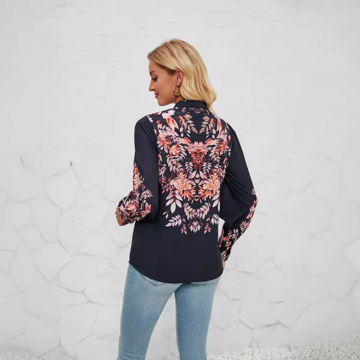 Damebluse – Afslappet Pasform – Knaplukning – Ståkrave – Blomstermønster – Lange Ærmer
