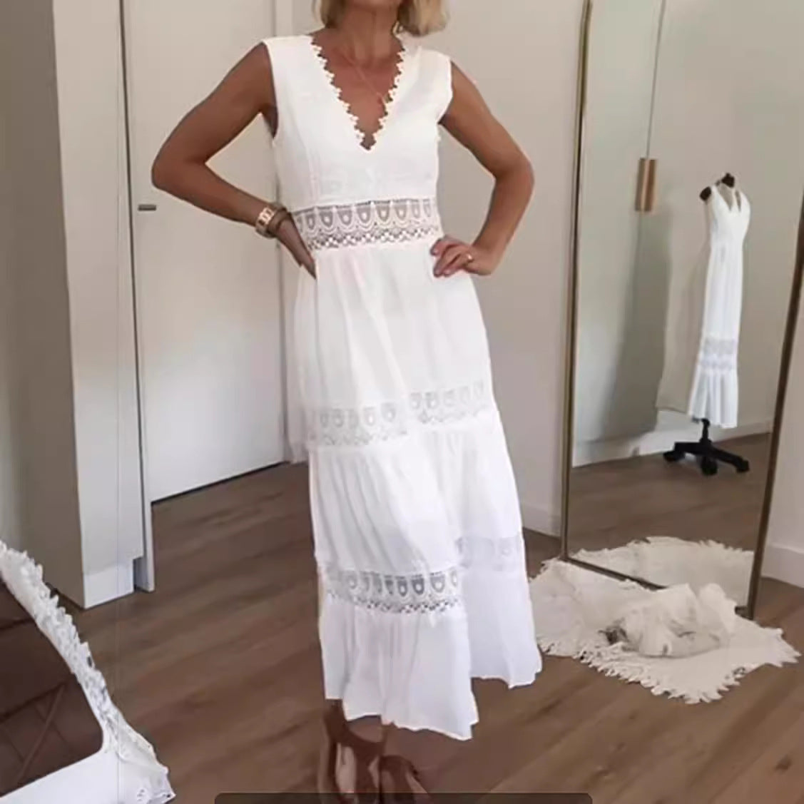 Damemidikjole – Ærmeløs Fit-and-Flare – Blonder – Dybt V-Halsudskæring