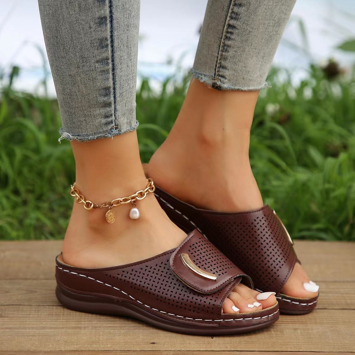 Damesandaler med kilehæl – Slip-on – Bred rem – Perforeret kunstlæder – Komfort