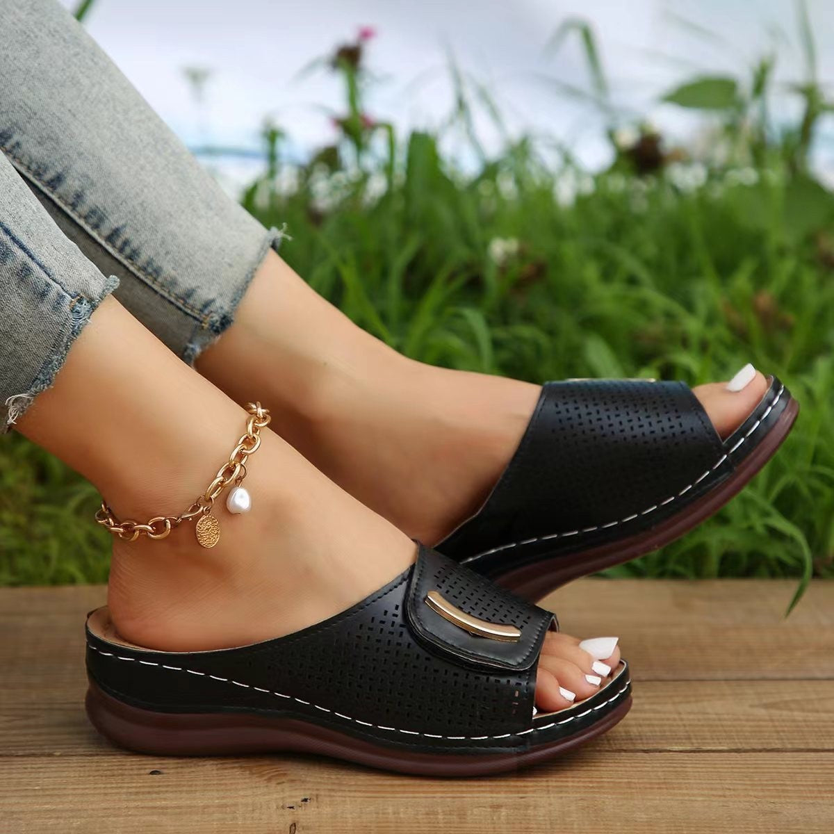 Damesandaler med kilehæl – Slip-on – Bred rem – Perforeret kunstlæder – Komfort