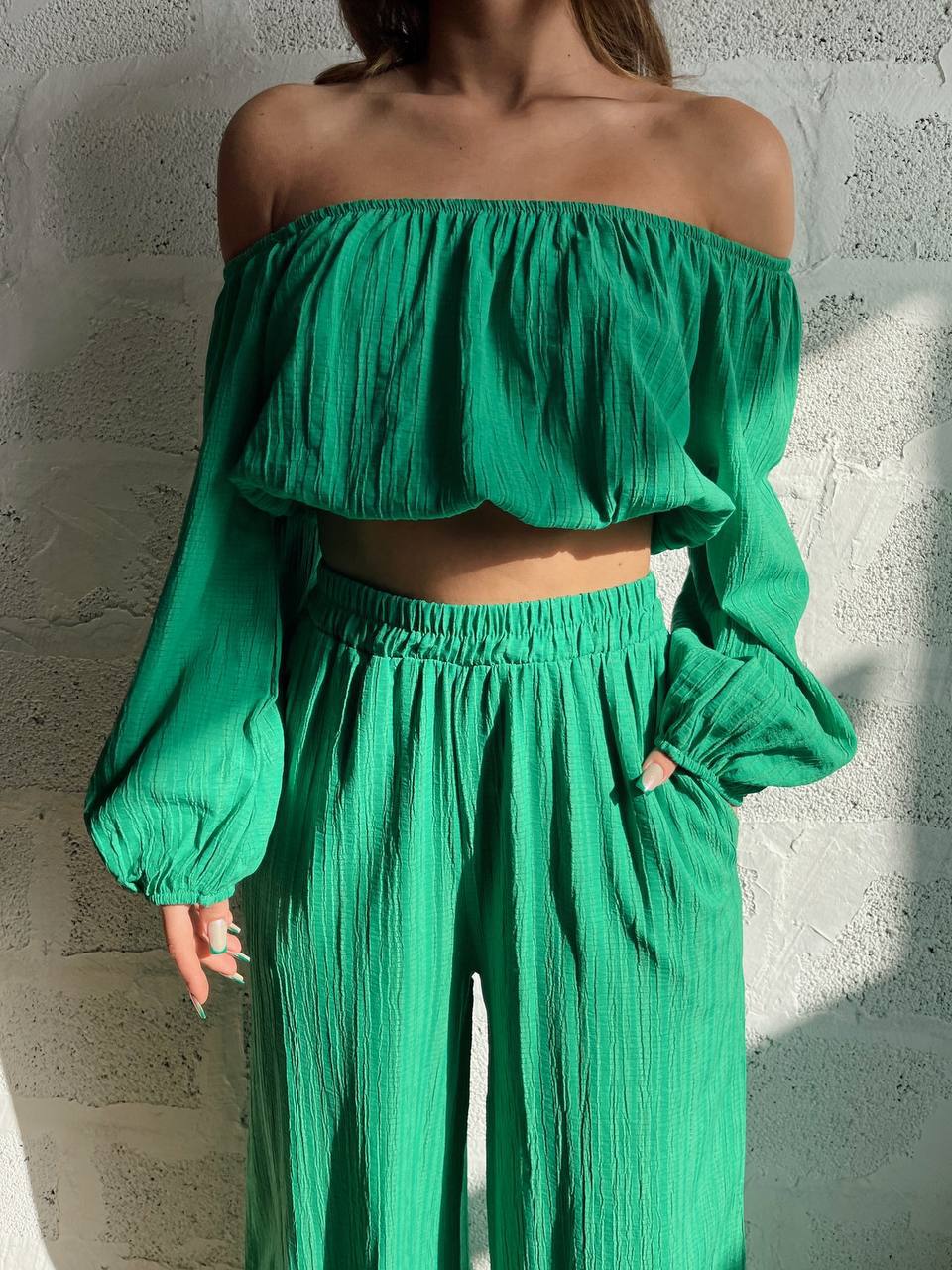 Dame Sæt – Off-Shoulder Crop Top med Lange Ærmer – Højtaljede Vide Bukser