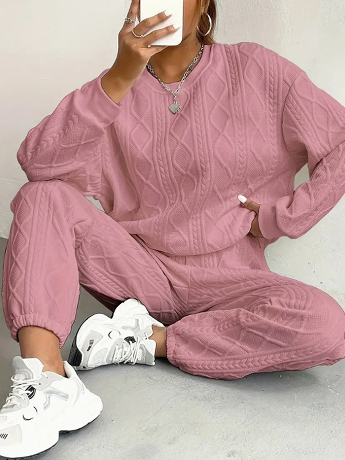 Women's Lounge Set – Knitted Twist Pattern – Relaxed Fit – Long-Sleeved Top & Cuffed Pants