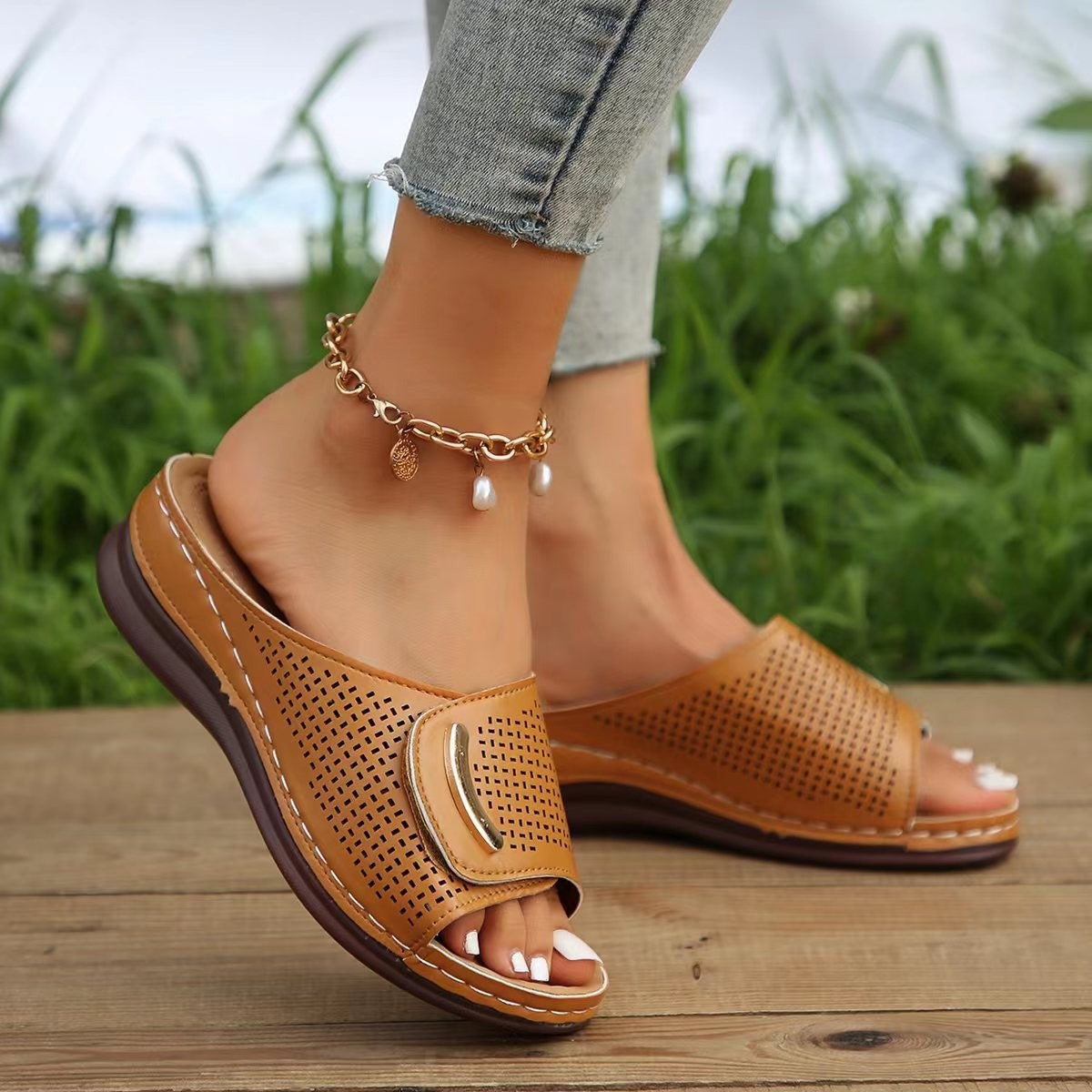 Damesandaler med kilehæl – Slip-on – Bred rem – Perforeret kunstlæder – Komfort