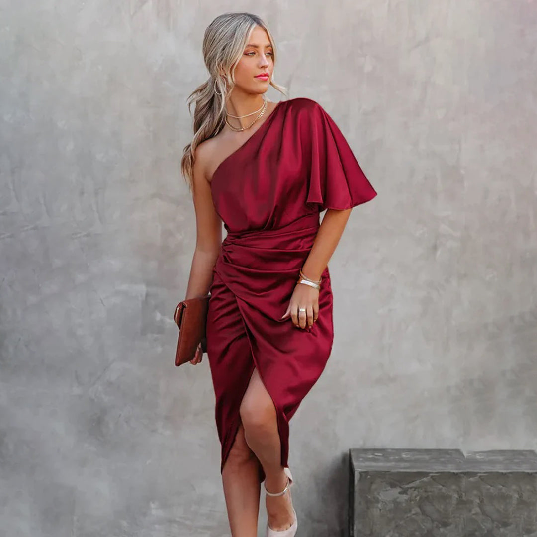 Kjole til kvinder - Elegant midi - One-Shoulder - Draperet talje - Slids detalje