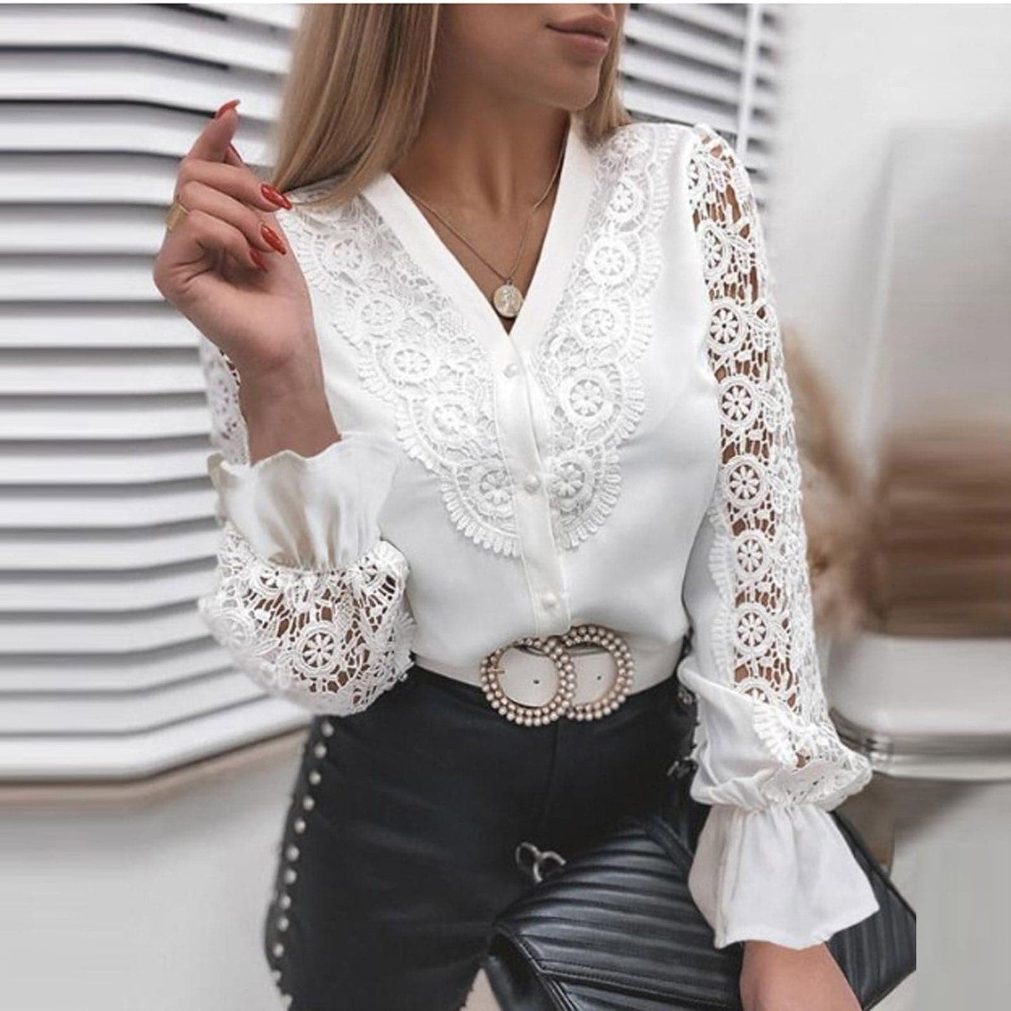 Dame Bluse - Elegant Blonder - Knaplukning - Lange Ærmer med Manchet