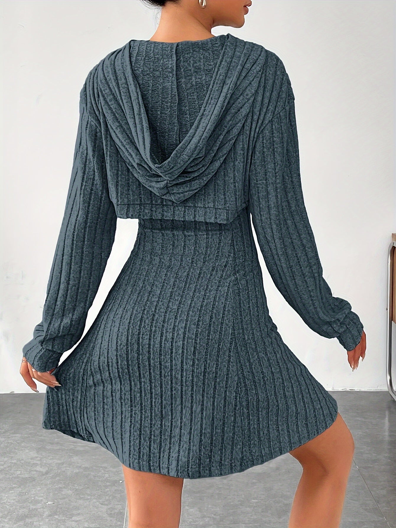 Dame Strikkjole - Ribbet Design - Langærmet - Elegant Udsnit Detalje - Komfortabel Pasform