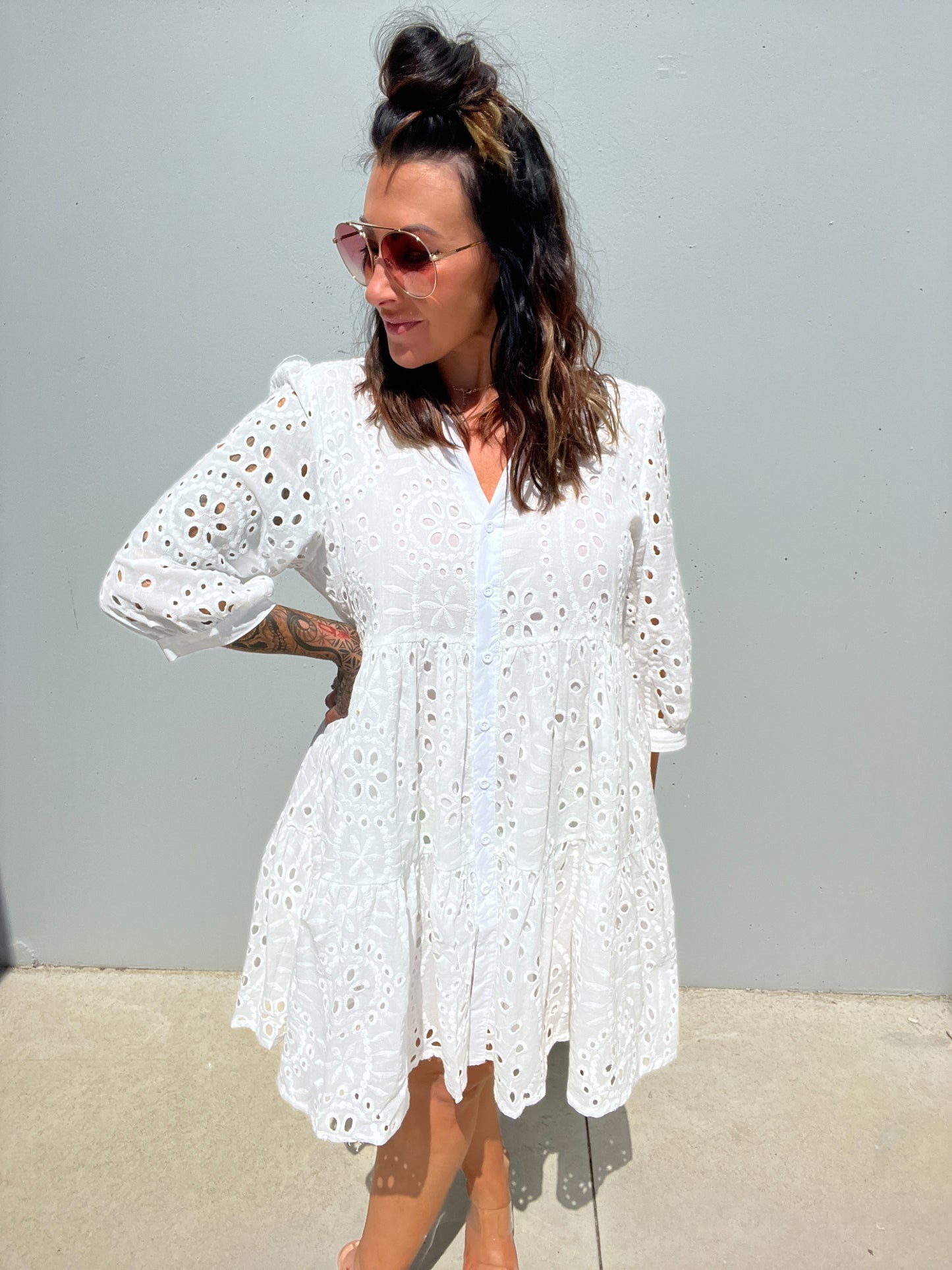 Dame Kjole - A-line Løs Pasform - 3/4 Ærmer - Knaplukning & Broderie Anglaise