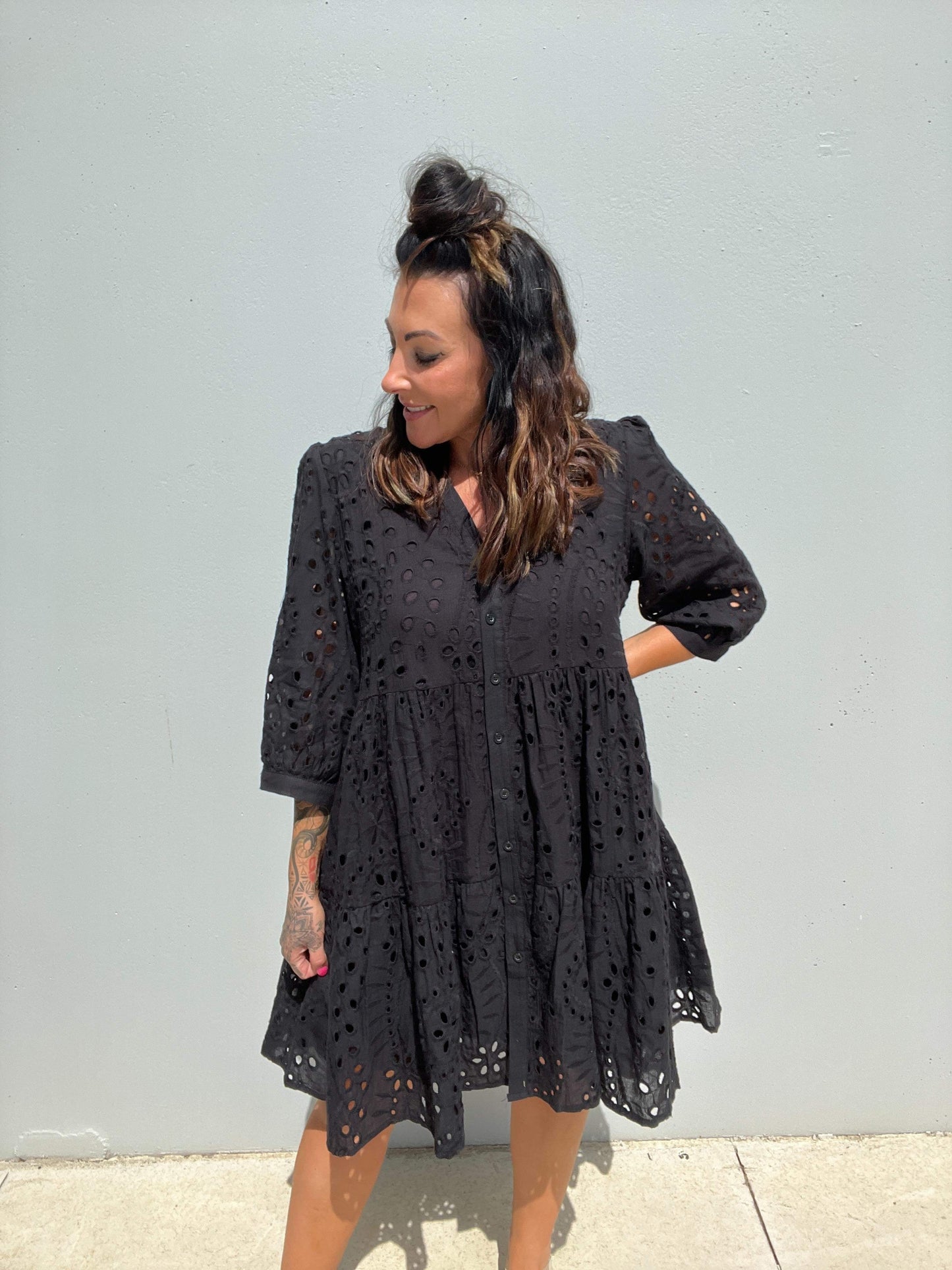 Dame Kjole - A-line Løs Pasform - 3/4 Ærmer - Knaplukning & Broderie Anglaise