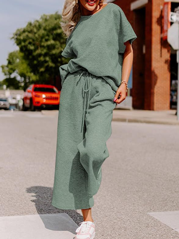 Women's Two-Piece Set – Relaxed Fit – Soft Knit – T-shirt with Wide Pants