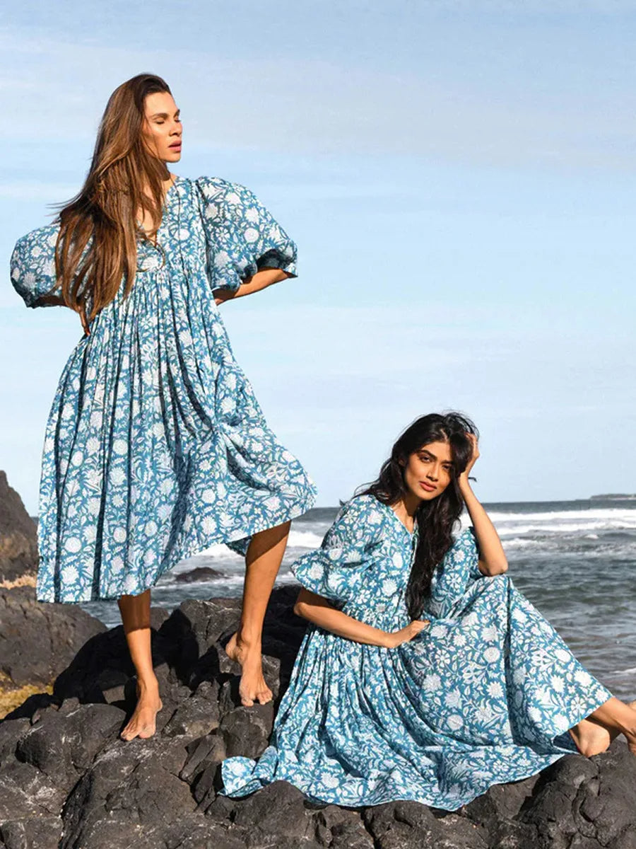 Dame Maxi Kjole - Letvægtsstof - Blomsterprint - V-hals - 3/4 Pufærmer - Løs Pasform