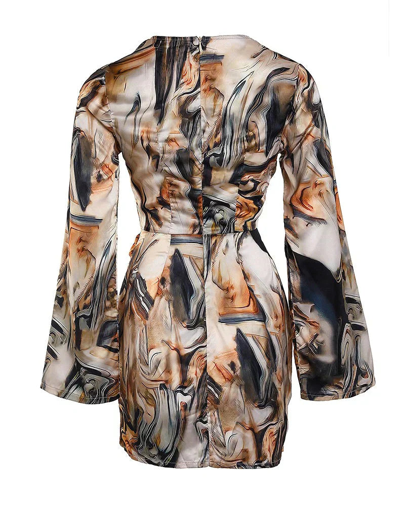 Dame Wrap Kjole - V-hals - Langærmet - Asymmetrisk Snit - Typografisk Print
