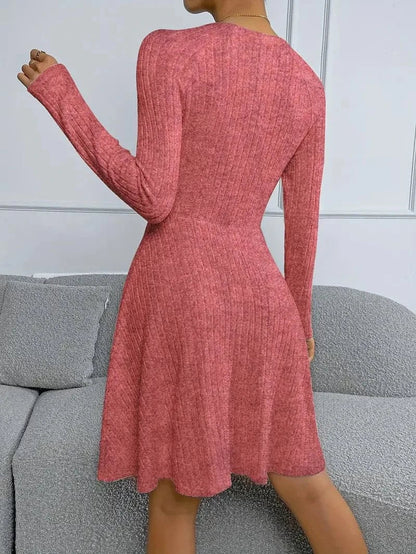 Dame Strikkjole - Figursyet - Langærmet - Rund Hals - Komfortabel & Elegant