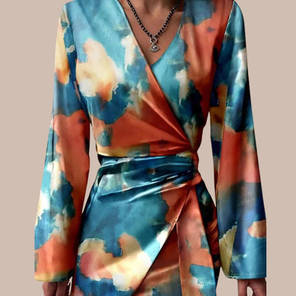 Dame Wrap Kjole - V-hals - Langærmet - Asymmetrisk Snit - Typografisk Print