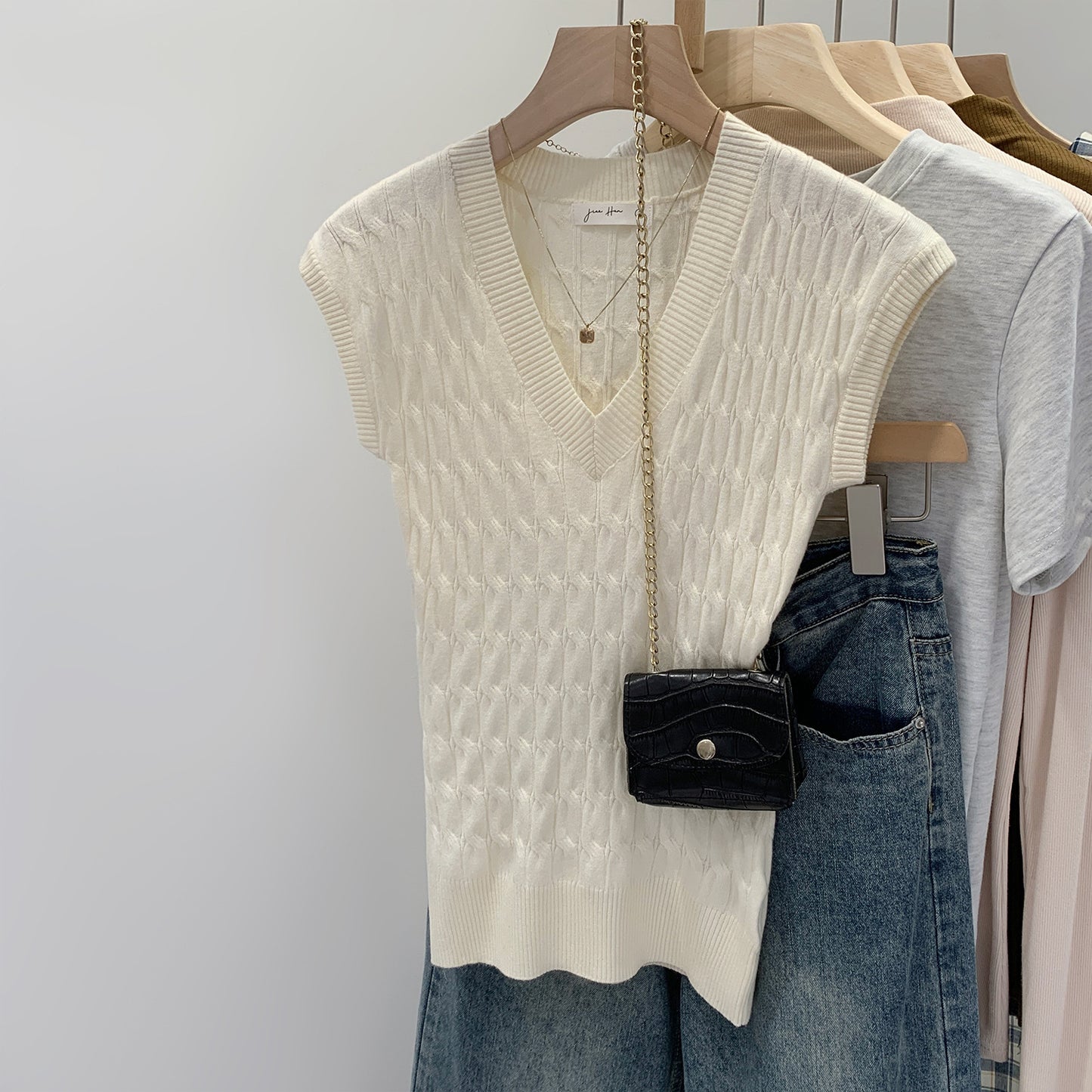 Women's Knit Vest - V-Neck Cable Pattern - Sleeveless - Versatile Layering