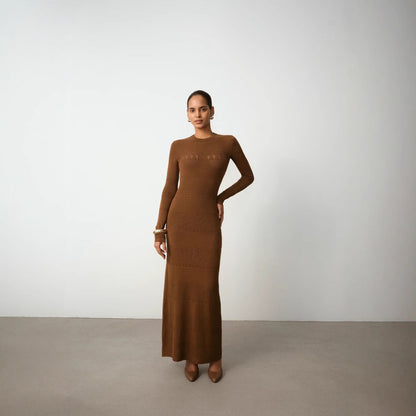Dame Maxikjole – Slankt Snit – Langærmet – Ribstrikket – Rund Hals – Elegant Stil