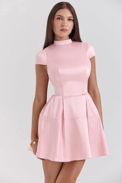 Dame Mini Kjole – Ærmeløs – Høj Hals – A-Line Snit med Plisseret Skørt – Satin Look