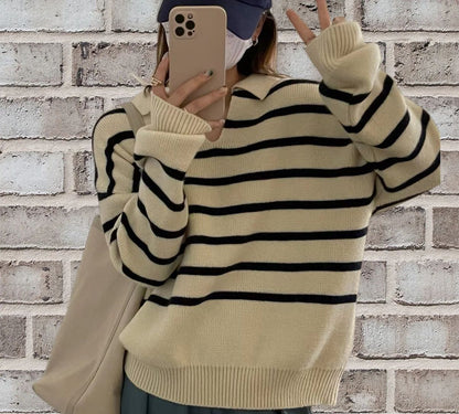 Women's Pullover – Relaxed Fit – Soft Wool Knit – V-neck – Striped Design