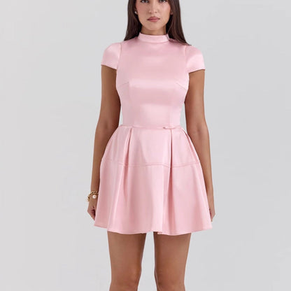 Dame Mini Kjole – Ærmeløs – Høj Hals – A-Line Snit med Plisseret Skørt – Satin Look