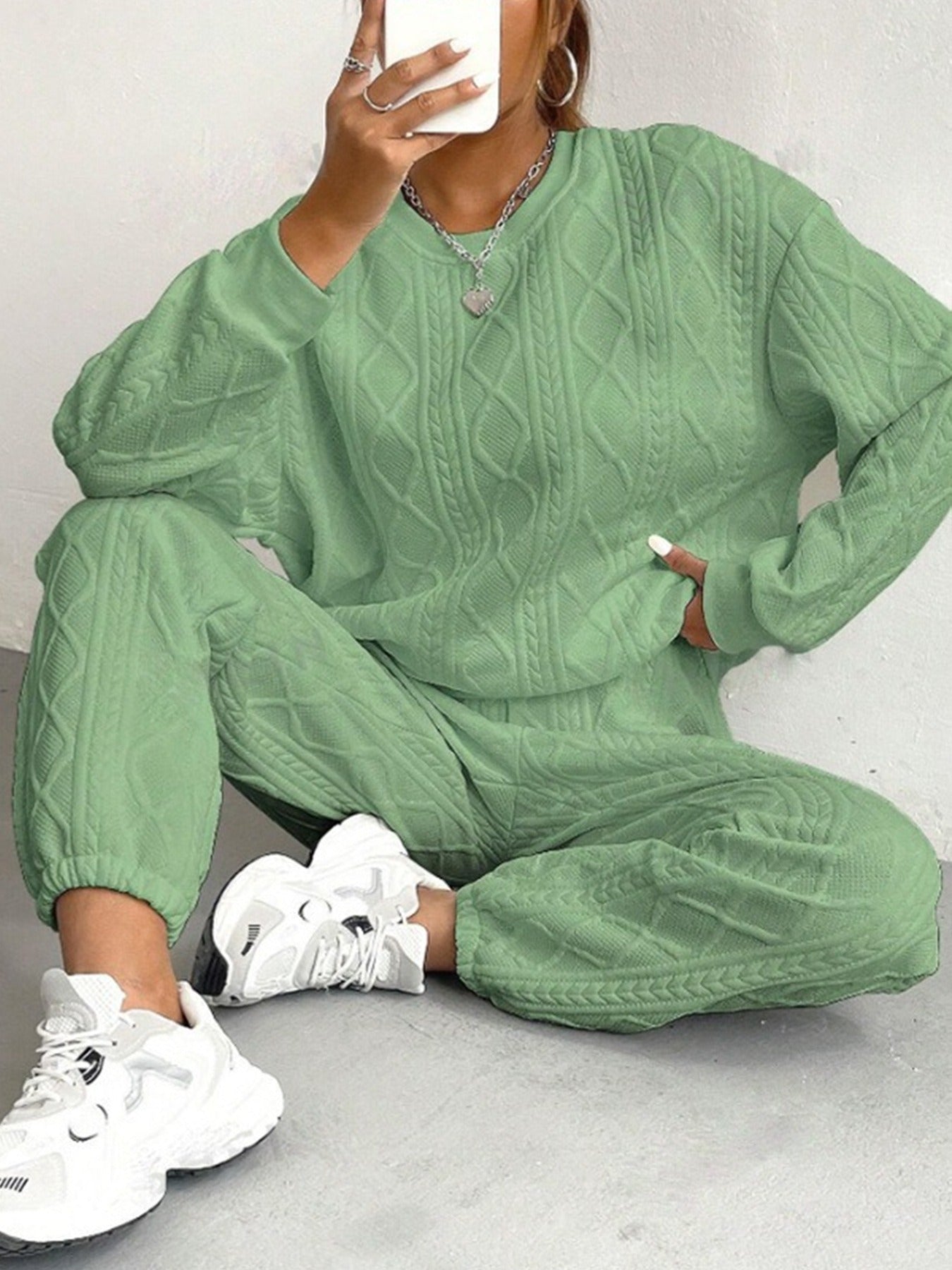 Women's Lounge Set – Knitted Twist Pattern – Relaxed Fit – Long-Sleeved Top & Cuffed Pants
