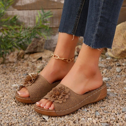 Dame Sandaler med Kilehæl – Åben Tå – Blomsterdetalje – Perforeret Overdel