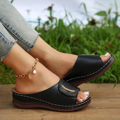 Damesandaler med kilehæl – Slip-on – Bred rem – Perforeret kunstlæder – Komfort