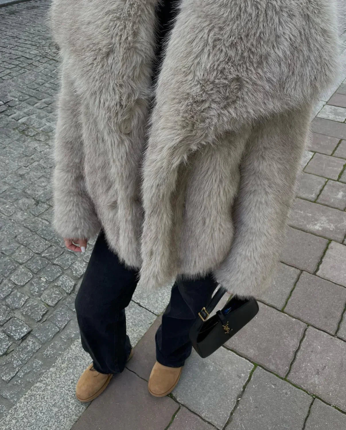 Sofistikeret, plys og cruelty-free faux fur-frakke til kvinder