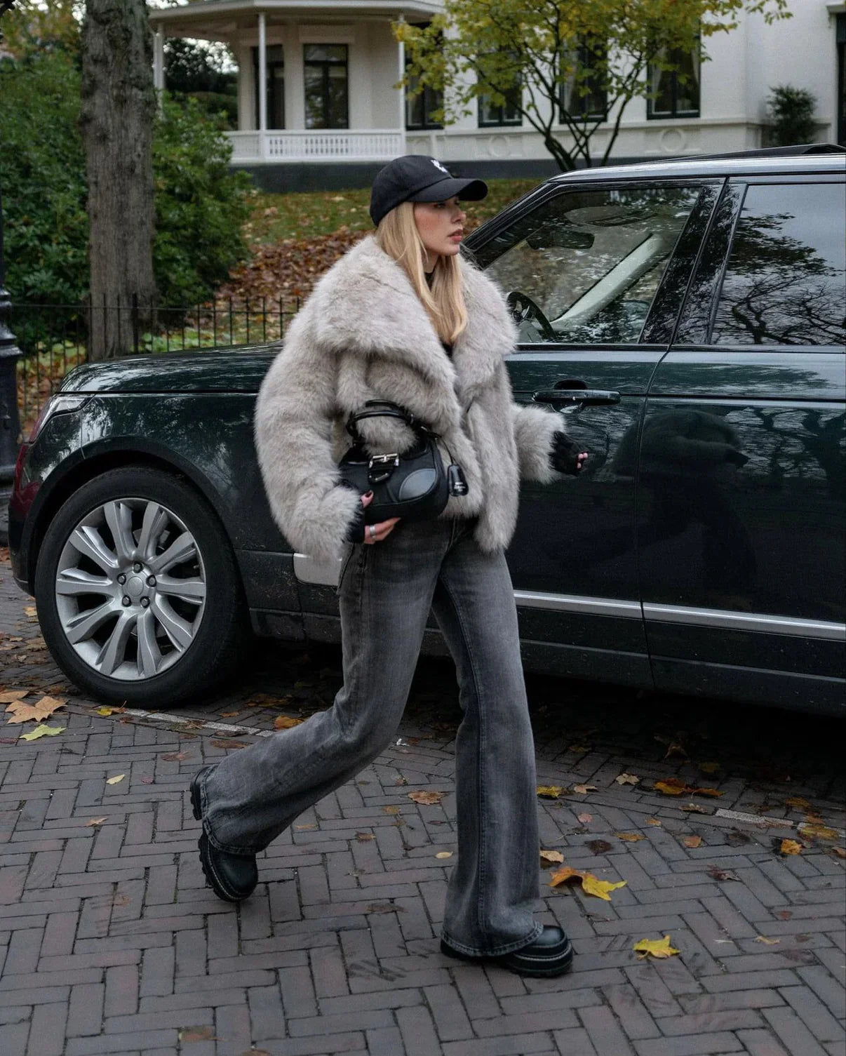 Sofistikeret, plys og cruelty-free faux fur-frakke til kvinder