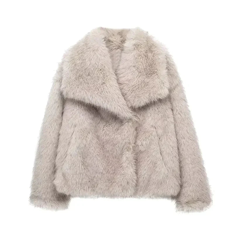 Sofistikeret, plys og cruelty-free faux fur-frakke til kvinder