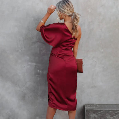 Kjole til kvinder - Elegant midi - One-Shoulder - Draperet talje - Slids detalje