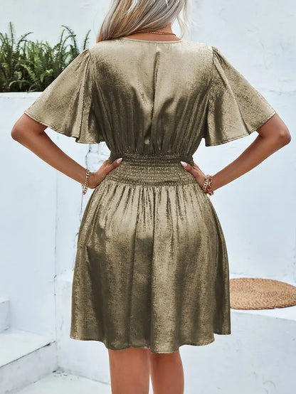 Kvinde Kjole - Flatterende Fit & Flare - V-Hals - Korte Flutter Ærmer - Elegant Look