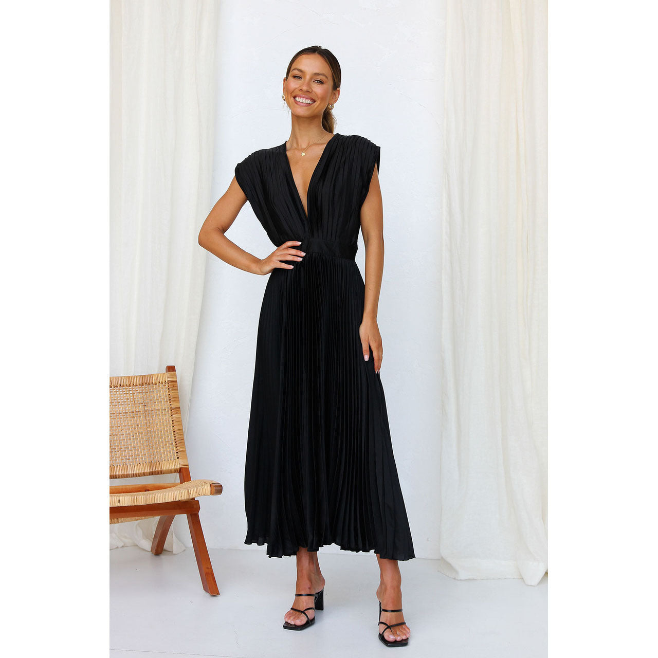 Dame Maxi Kjole - Elegant V-Hals - Plisseret Design - Flatterende Taljesnit