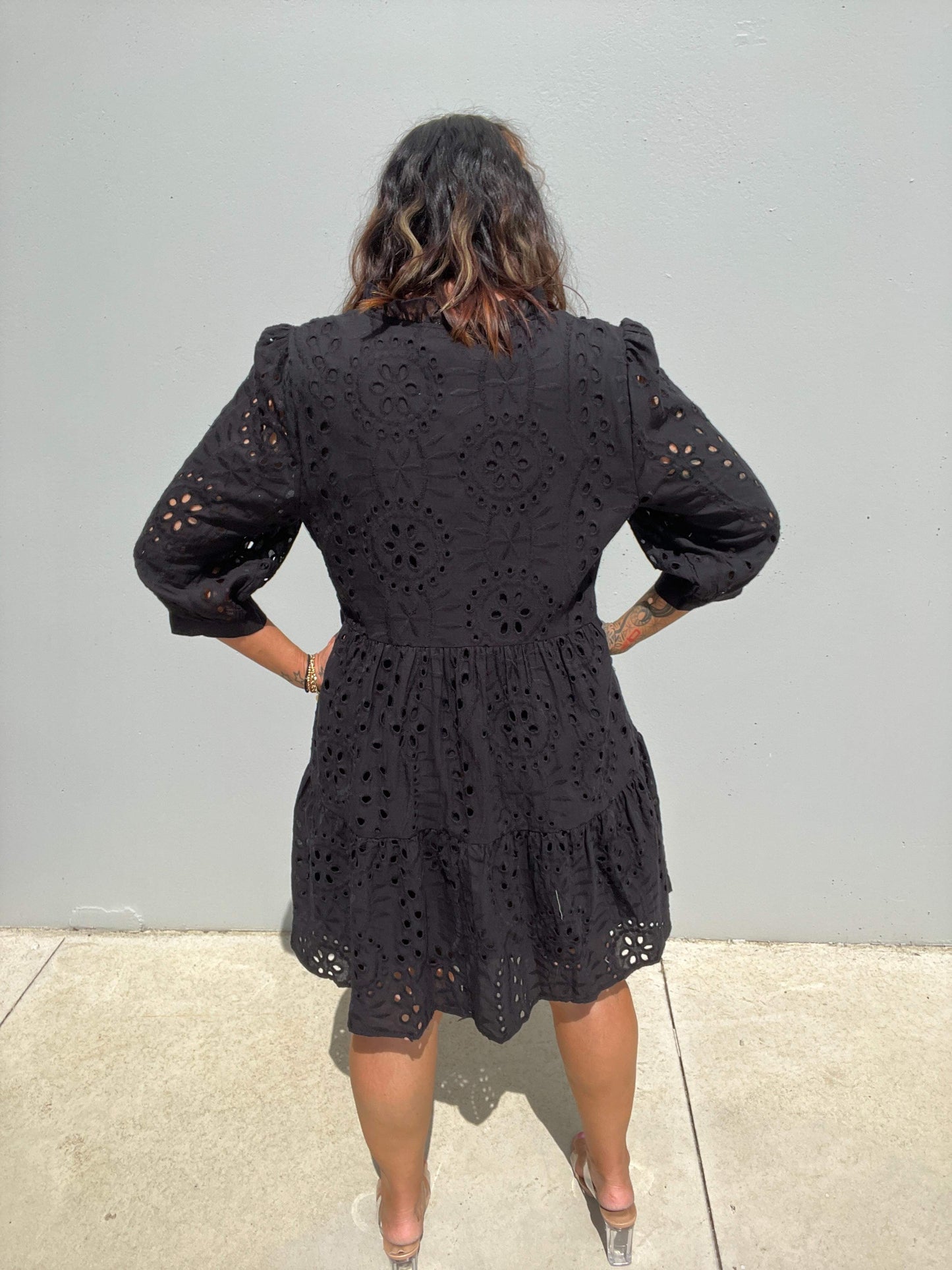 Dame Kjole - A-line Løs Pasform - 3/4 Ærmer - Knaplukning & Broderie Anglaise