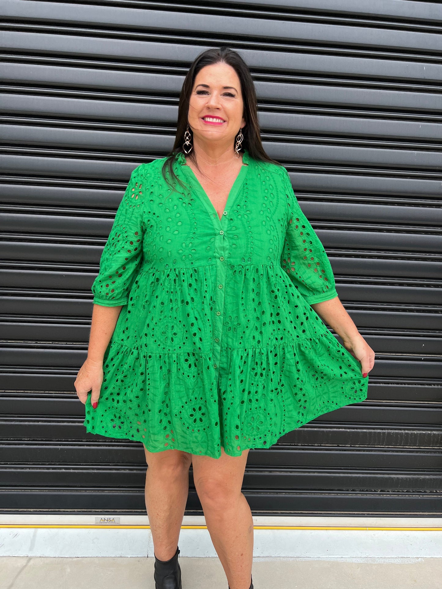 Dame Kjole - A-line Løs Pasform - 3/4 Ærmer - Knaplukning & Broderie Anglaise