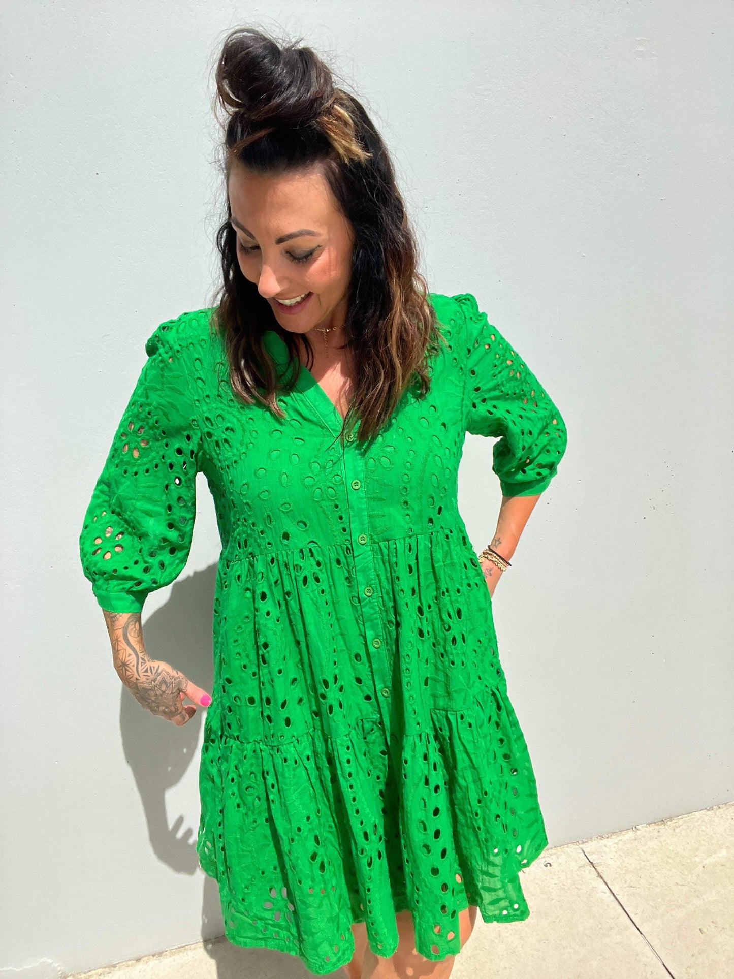 Dame Kjole - A-line Løs Pasform - 3/4 Ærmer - Knaplukning & Broderie Anglaise