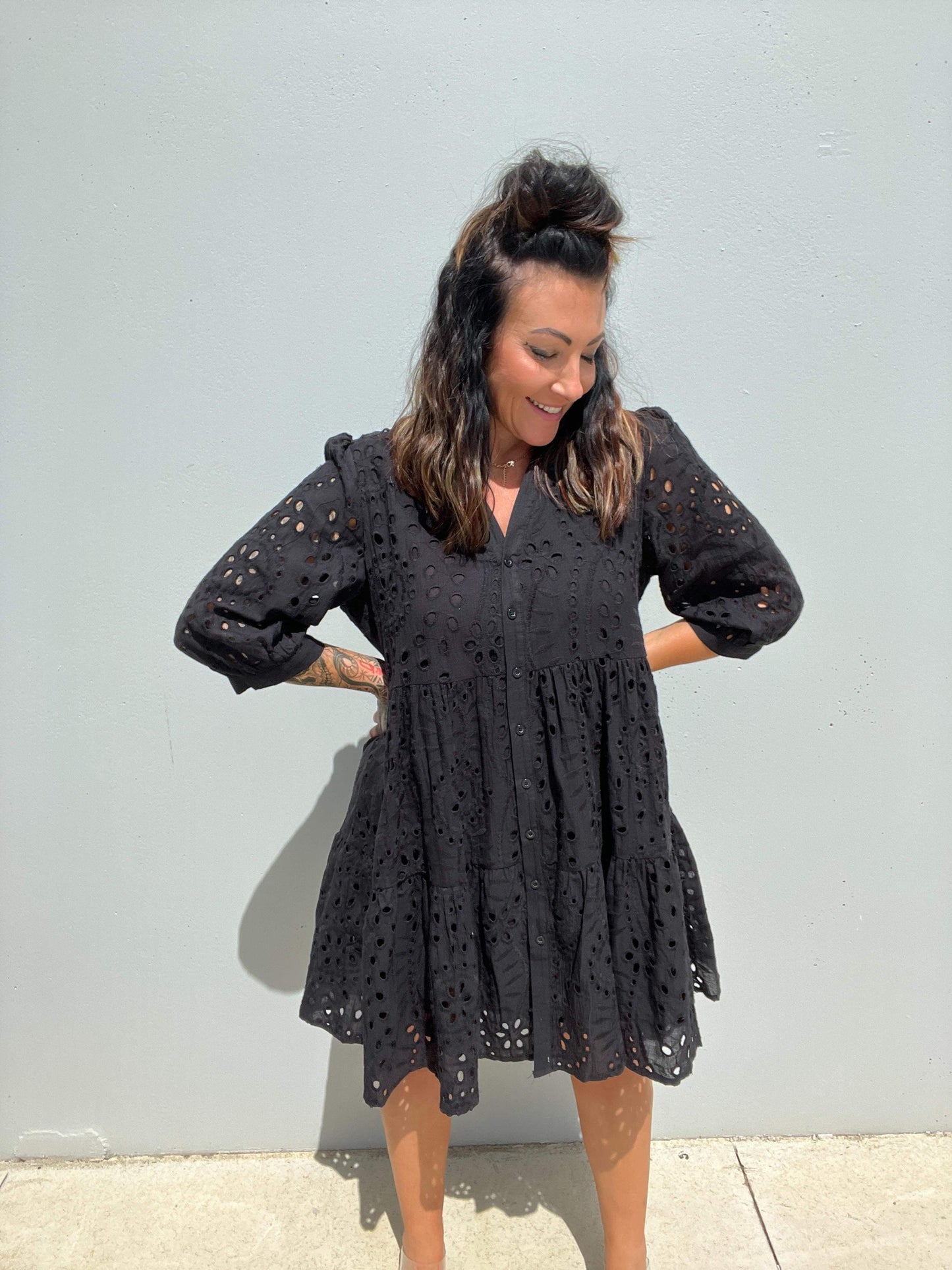 Dame Kjole - A-line Løs Pasform - 3/4 Ærmer - Knaplukning & Broderie Anglaise