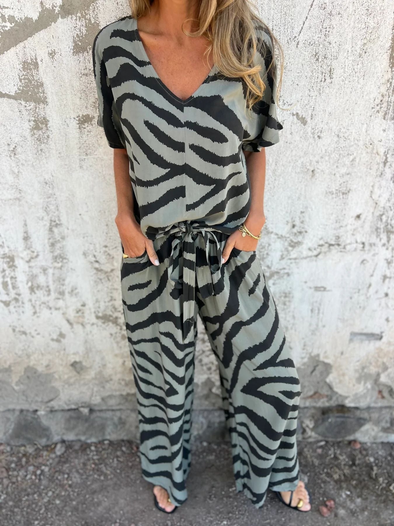 Women's Set with V-Neck Top and Wide Pants – Zebra Print – Light and Breathable – Relaxed Fit